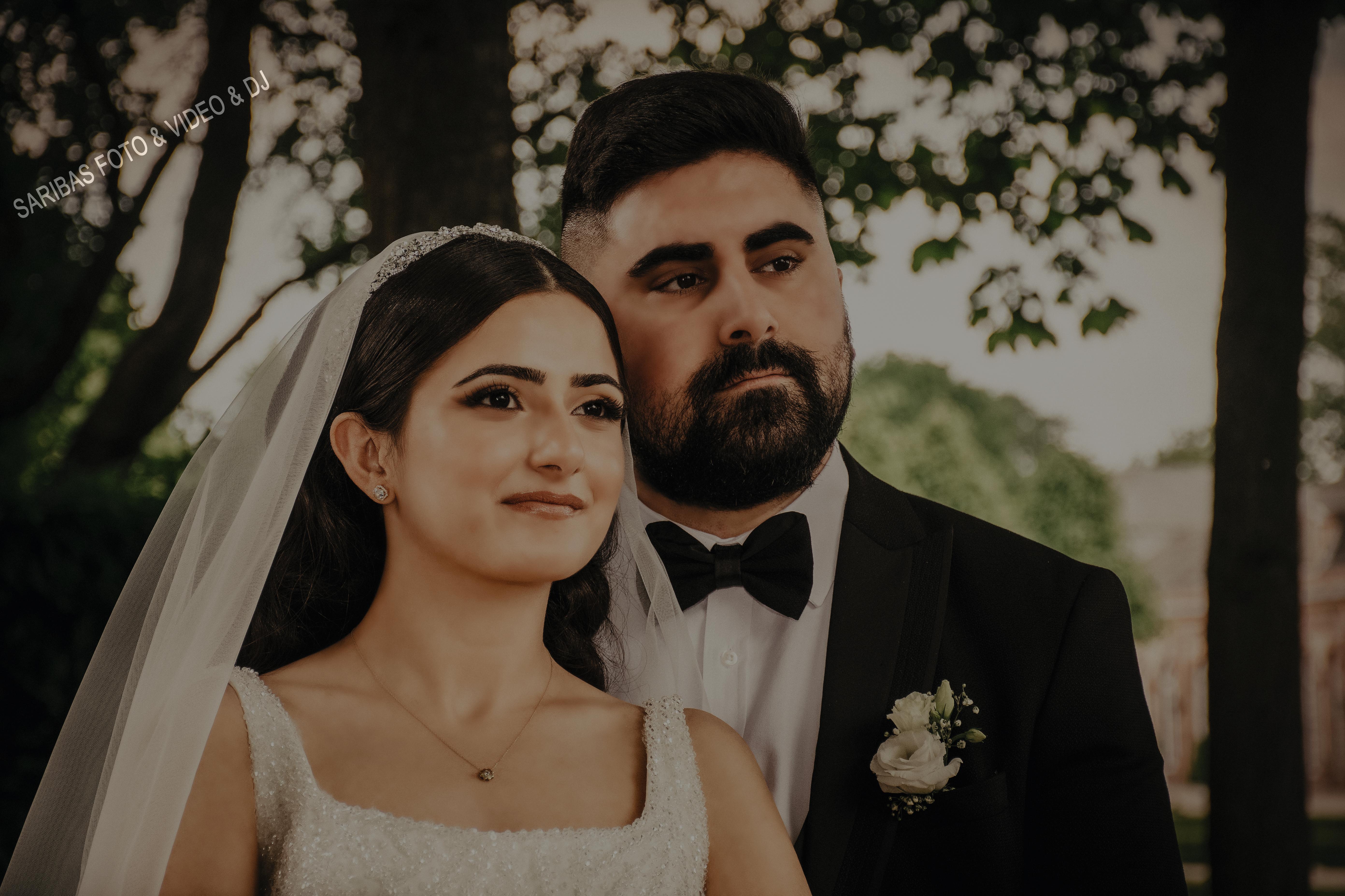 Brautpaar bei emotionaler Hochzeit