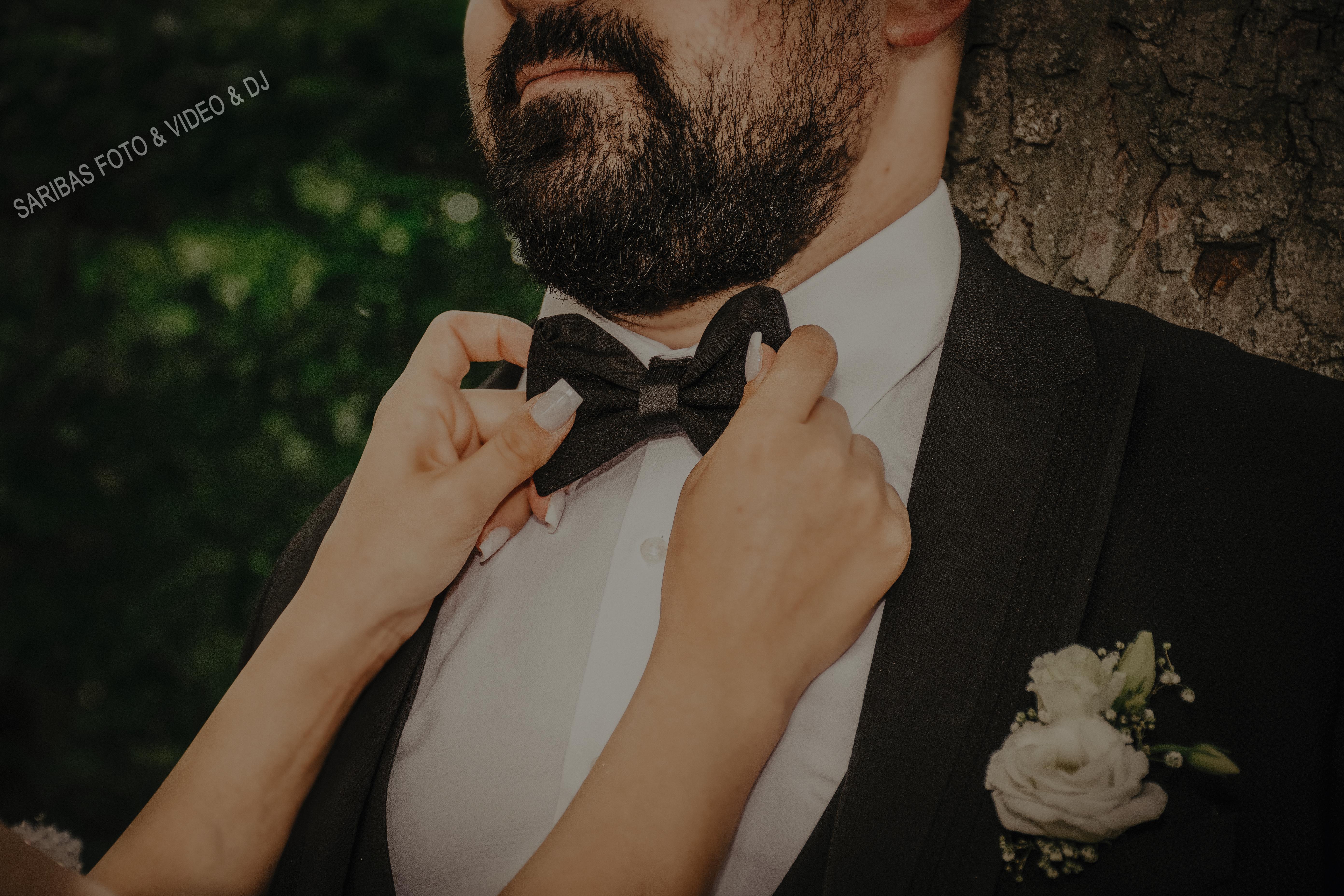 Brautpaar bei emotionaler Hochzeit