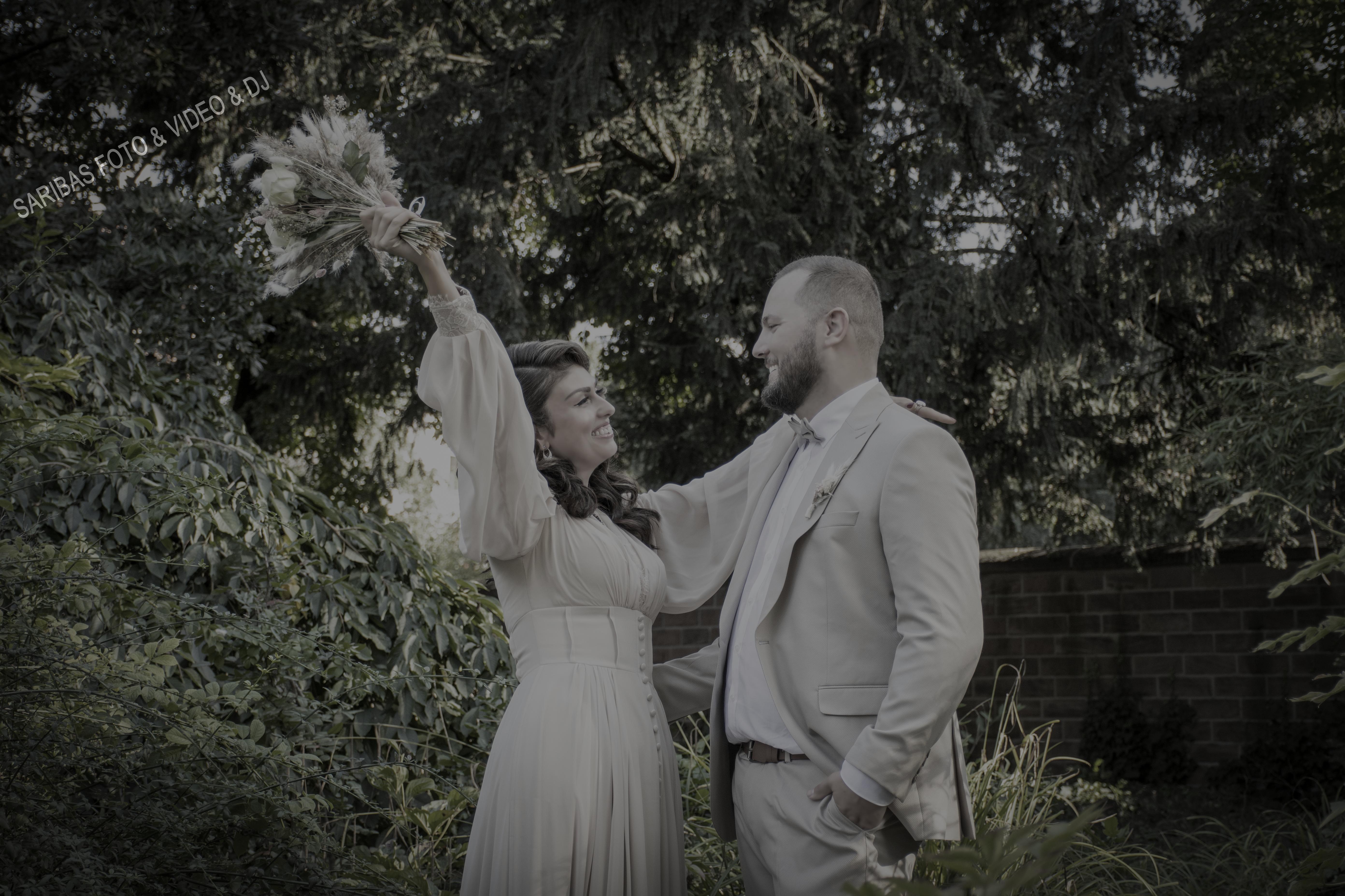 Brautpaar bei emotionaler Hochzeit