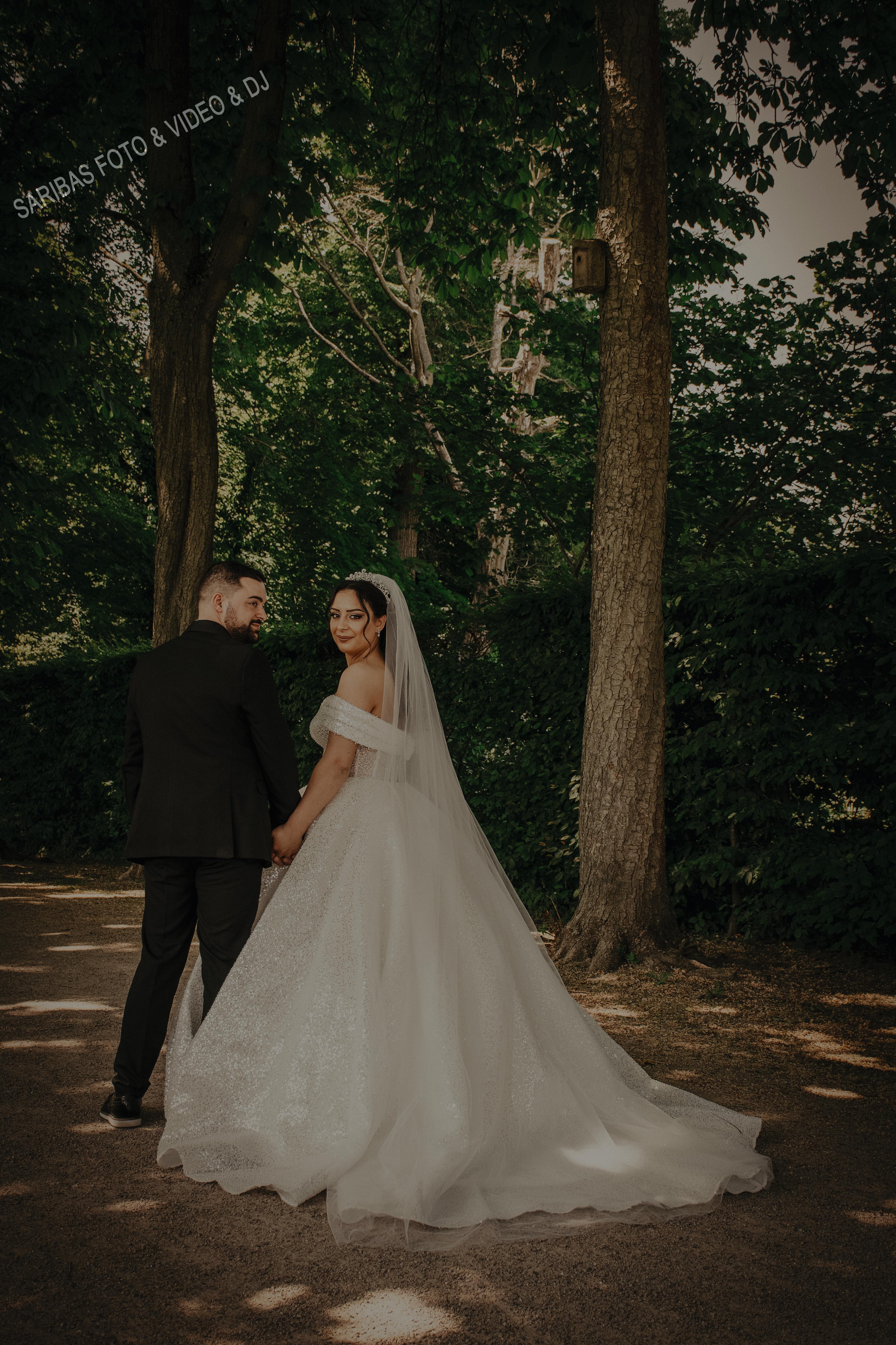 Brautpaar bei emotionaler Hochzeit