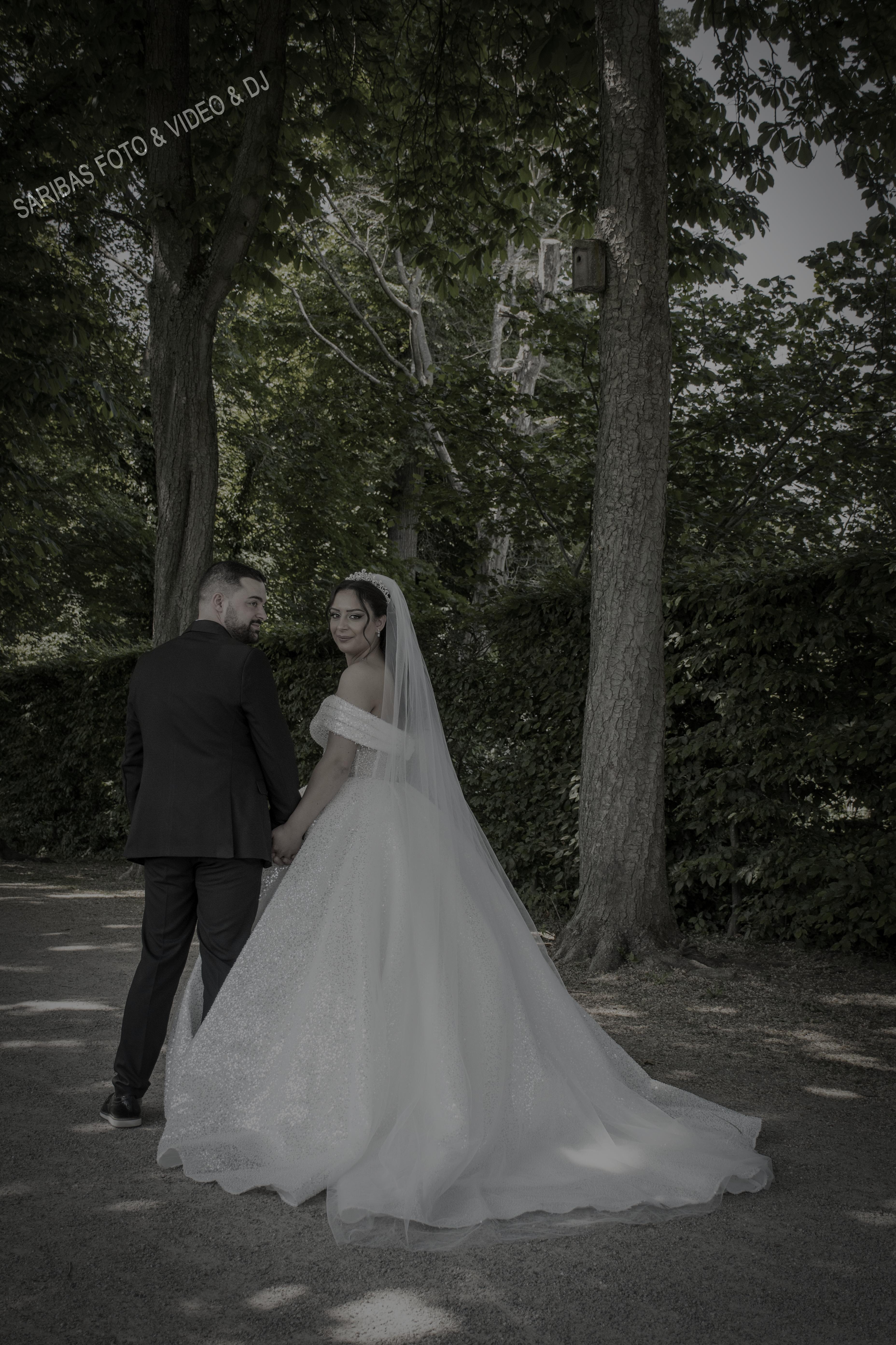 Brautpaar bei emotionaler Hochzeit