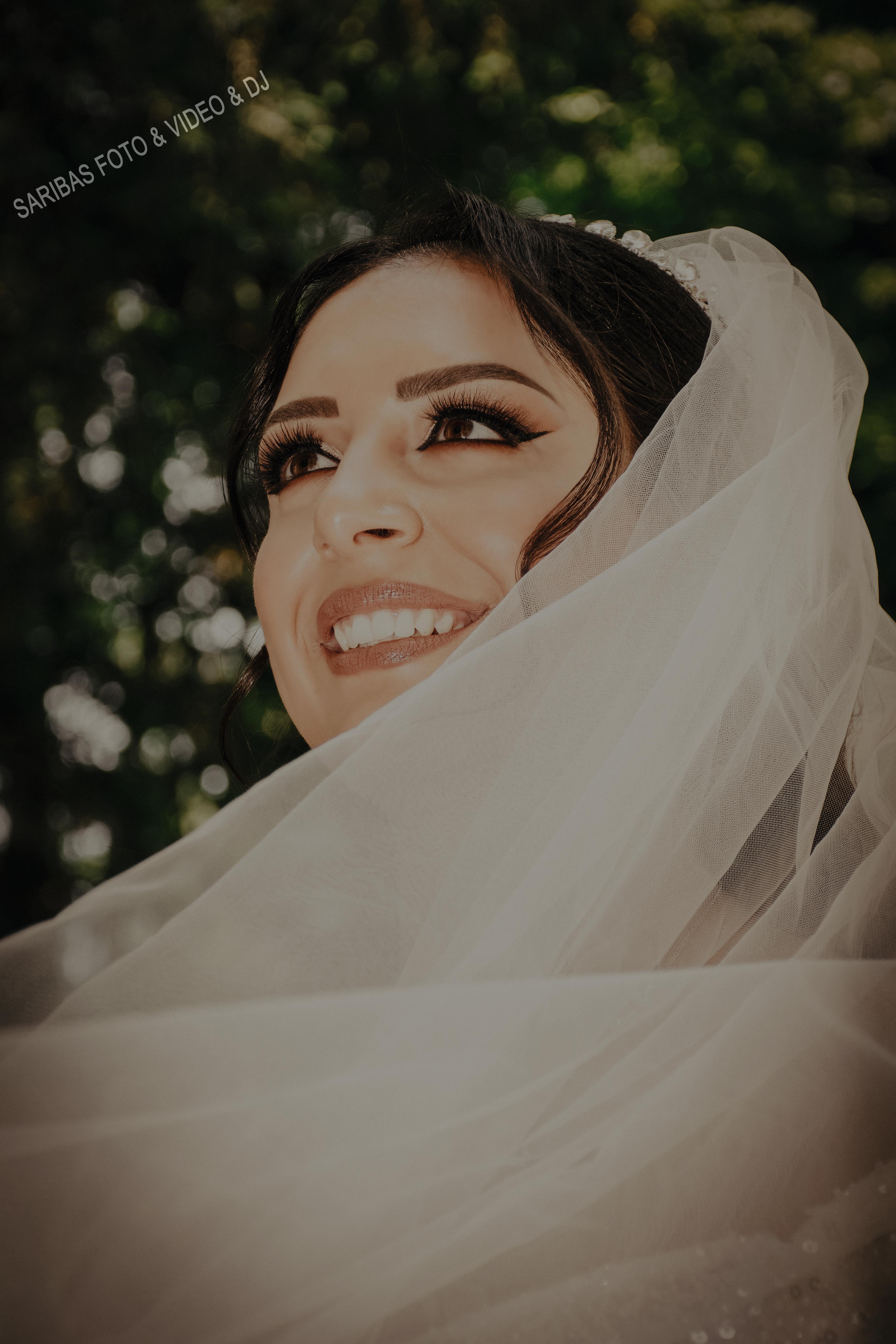 Brautpaar bei emotionaler Hochzeit