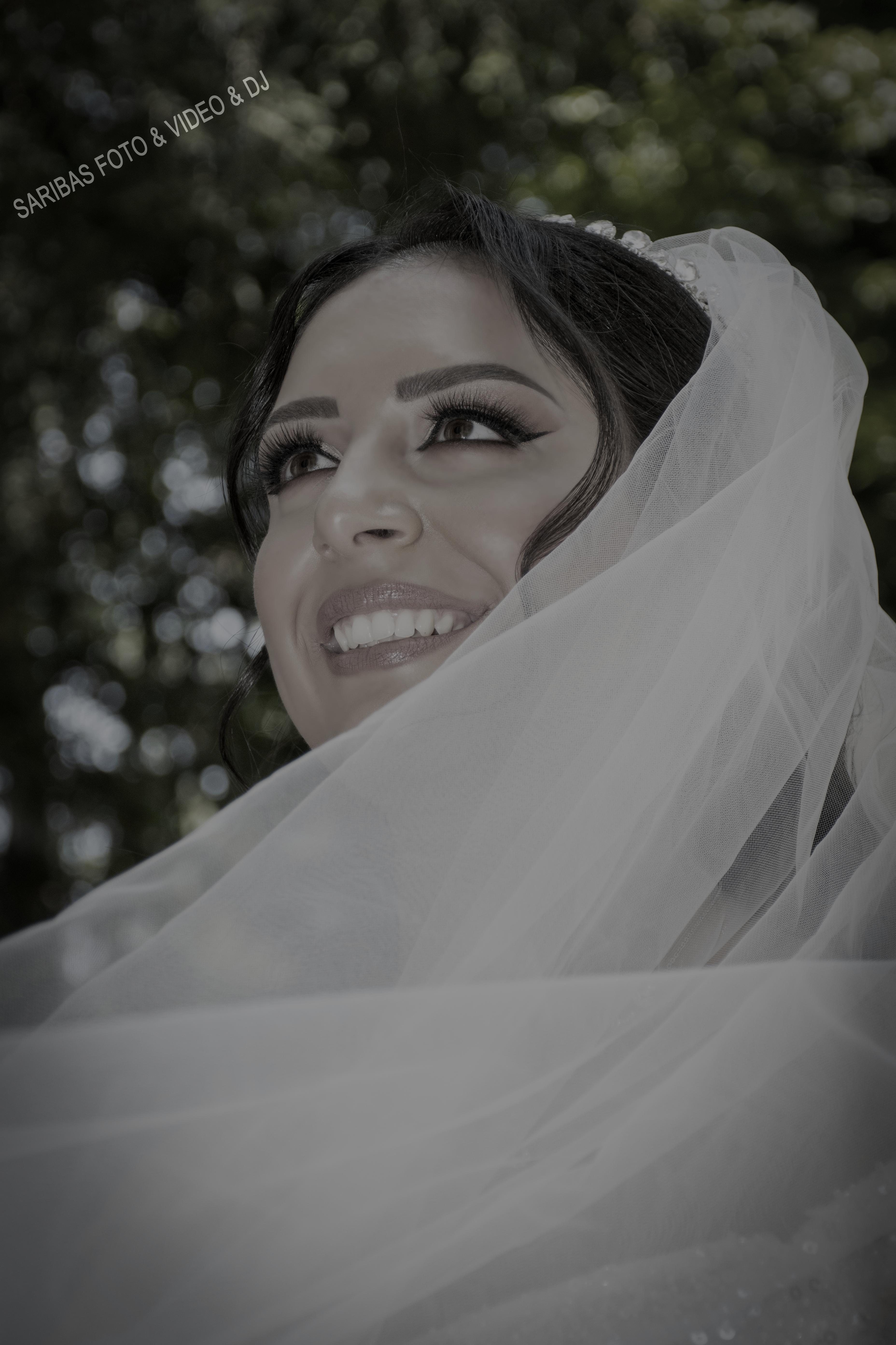 Brautpaar bei emotionaler Hochzeit