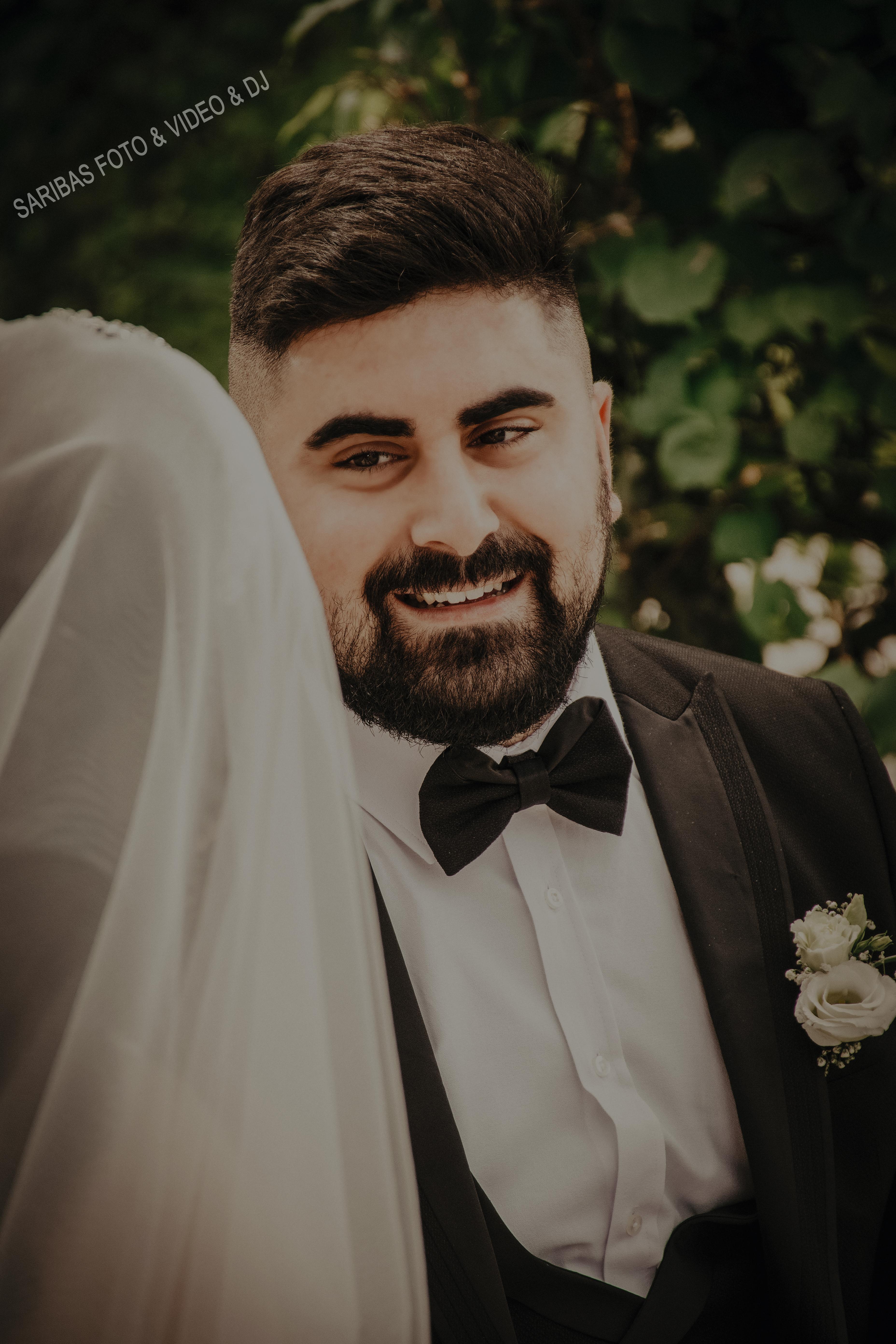 Brautpaar bei emotionaler Hochzeit