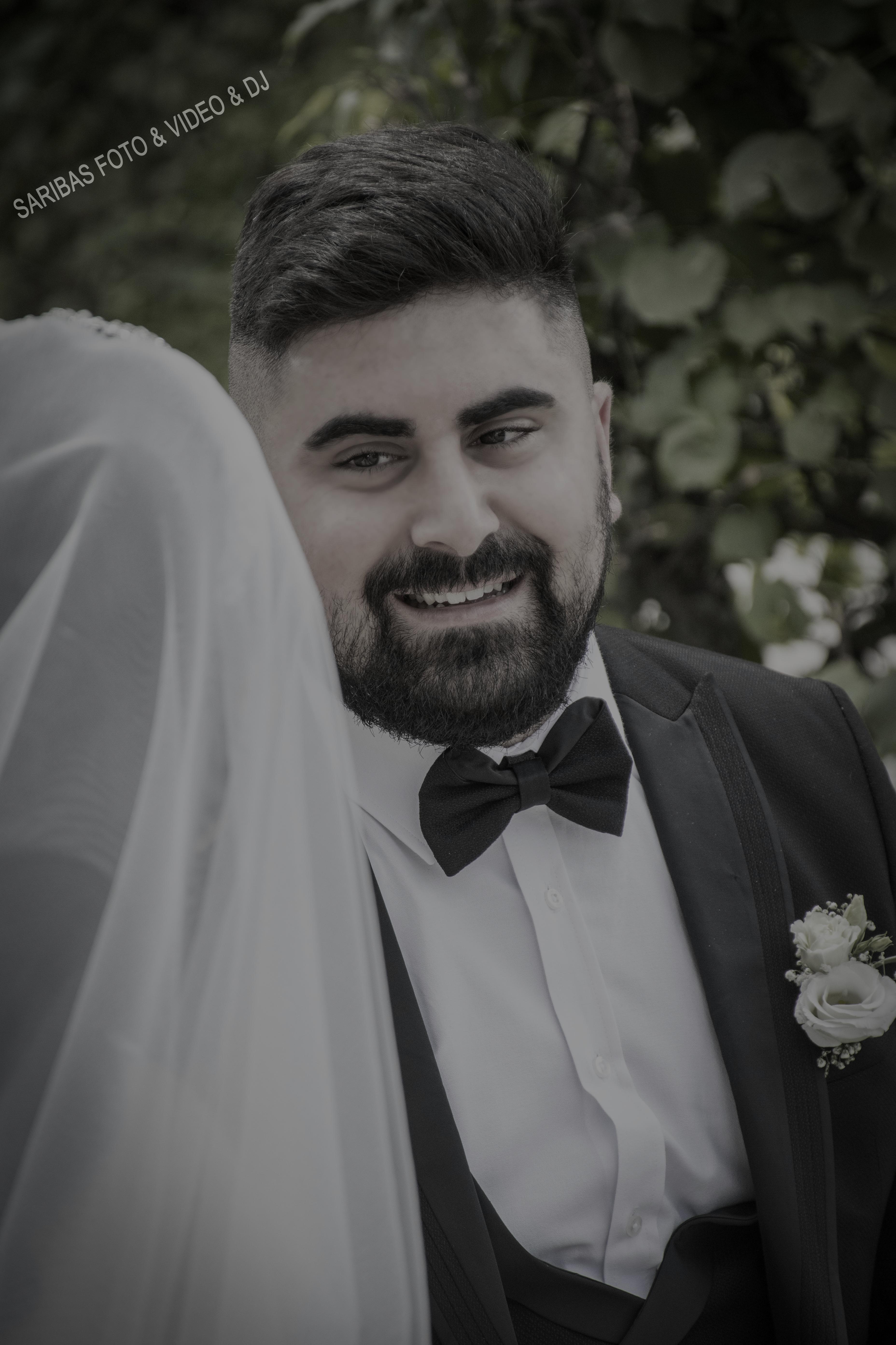 Brautpaar bei emotionaler Hochzeit